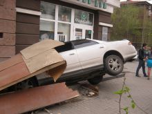 В Красноярске 18-летняя студентка въехала в аптеку на Мира