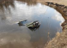 Зеленогорские спасатели подняли из воды автомобиль, затонувший накануне в реке Рыбной