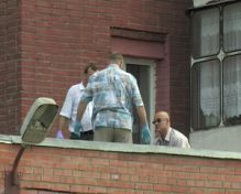 Сегодня днем с балкона одной из городских высоток упал молодой человек