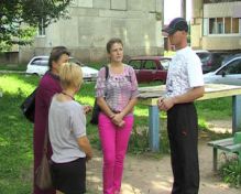 Старшие по дому не устают бороться за чистоту во дворе