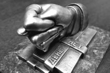 Работница рюмочной отсудила недоплату за неправильное трудоустройство