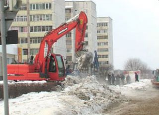 На улице Молодежной и Строителей прорвало трубу с холодной водой